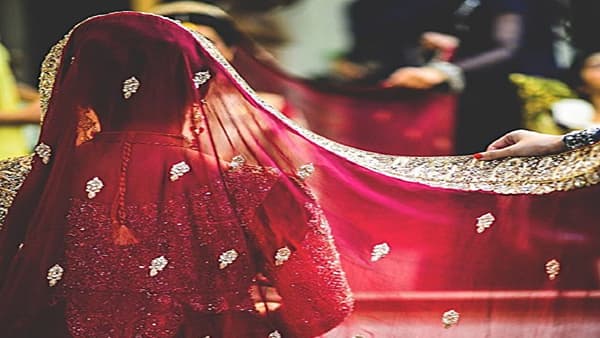 Marriage : लग्नात कोट्यवधी खर्च, 25 लाखांचा हुंडा... पहिल्याच रात्री नवऱ्याची ती विचित्र अट ऐकताच नवरीच्या पायाखालची जमीन सरकली
