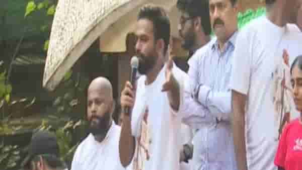 CJP Protest : हा अभिनेता स्टेजवर येताच अभिजीत दिपके भावुक, गळा भेट घेत म्हणाले मला असं वाटतंय मी स्वप्न पाहातोय...