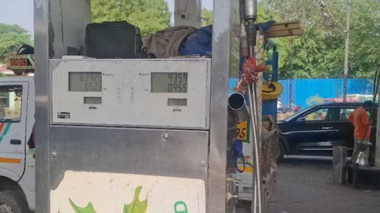 अचानक सीएनजीच्या दरात मोठी वाढ, वाहनधारकांमध्ये नाराजी, मोठं कारण समोर अचानक सीएनजीच्या दरात मोठी वाढ, वाहनधारकांमध्ये नाराजी, मोठं कारण समोर