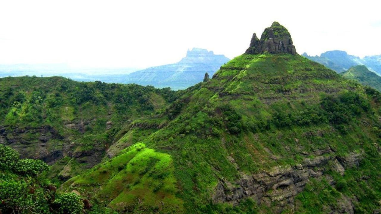 वर पोहोचल्यावर शिवाजी महाराजांचा पुतळा दिसतो :चांदेरीच्या सर्वोच्चा शिखरावर छत्रपती शिवाजी महाराजांचा पुतळा आहे. या ठिकाणी पोहोचण्यासाठी प्रचंड कठीण खडकाळ भाग सर करावा लागतो. या शिखरावरून आजूबाजूच्या सह्याद्रीच्या डोंगररांगांचे विहंगम दृश्य दिसते.