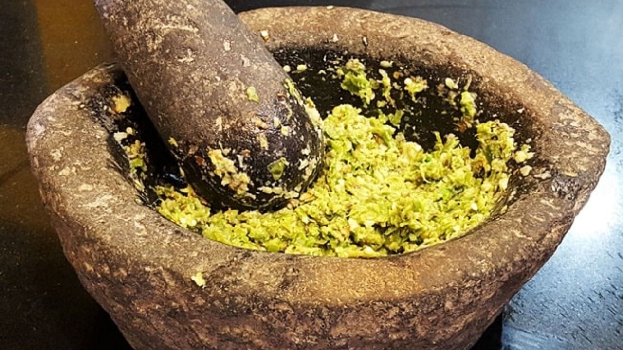मिक्सरमध्ये बारीक करण्याऐवजी खलबत्ता वापरा चव चांगली टिकेल. खलबत्यात आधी भाजलेल्या मिरच्या, लसूण आणि मीठ घाला. मिरच्या पूर्ण गुळगुळीत वाटू नका. थोड्या जाडसर राहू द्या
