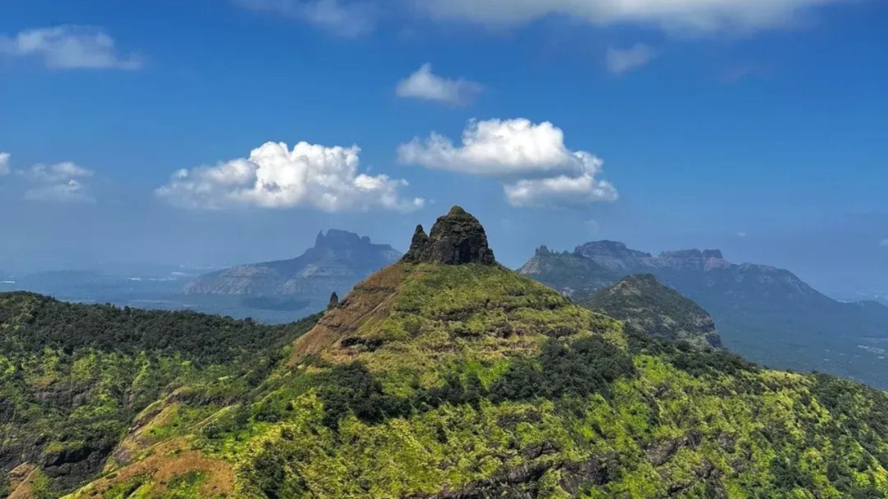 हरिहर गडाचा उभा कातळ सडा चढताना अनेकांची धडधड वाढते. पण सह्याद्रीत असा एक किल्ला आहे, जो सर करायला हरिहरपेक्षाही भयानक कठीण आहे. खडकाळ वाट, तीव्र चढाई, आजूबाजूला असणाऱ्या खोल दऱ्या यामुळे सराईत ट्रेकर्सनाही इथे अक्षरक्ष:घाम फुटतो. मग नेमका कुठे आहे हा किल्ला जाणून घ्या