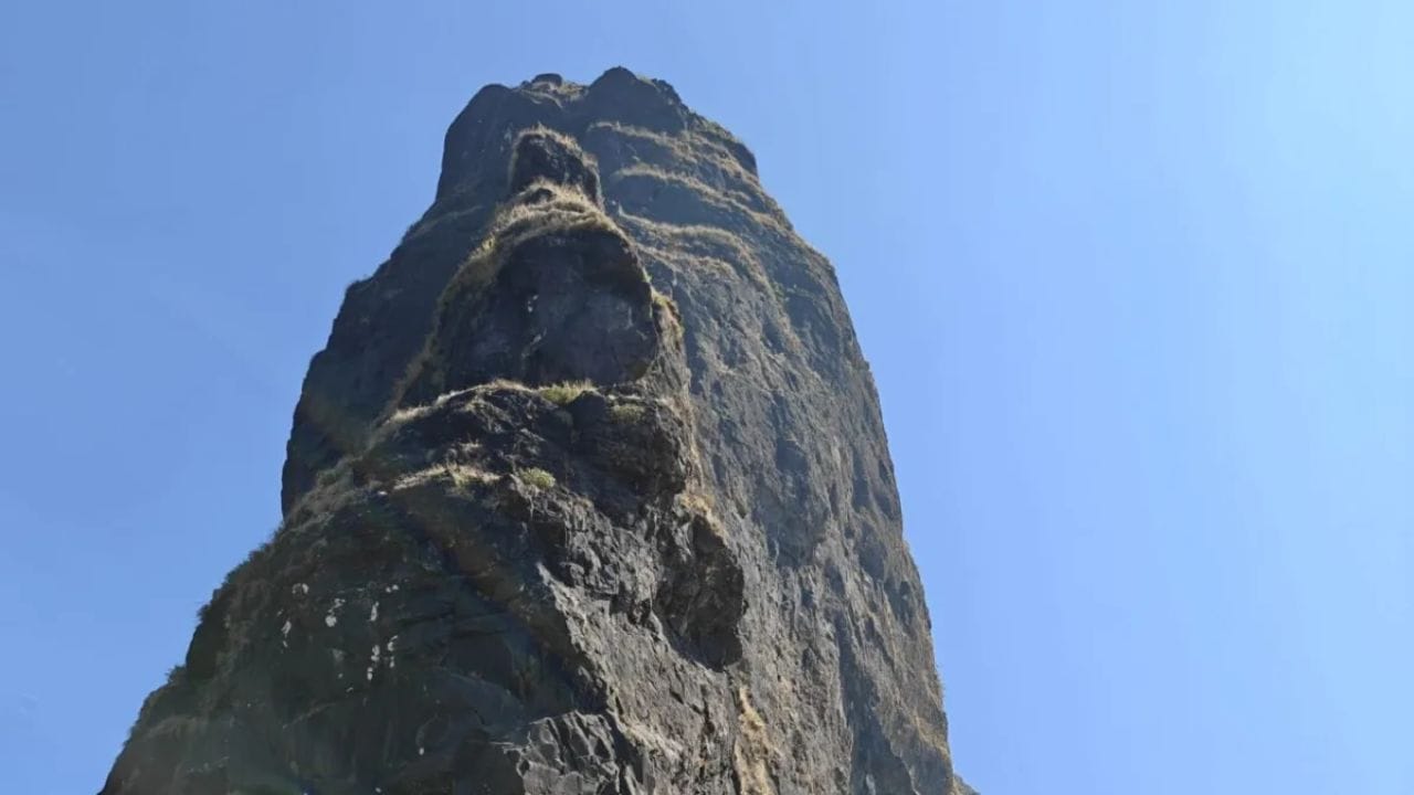 उभी चढाई : शिखराच्या दिशेने जाणाऱ्या अंतिम भागात खडकावर मोठ्या उताराने चढाई करावी लागते. काही ट्रेकिंग नोंदीप्रमाणे ही चढण जवळपास 80 अंशापर्यंत आहे.