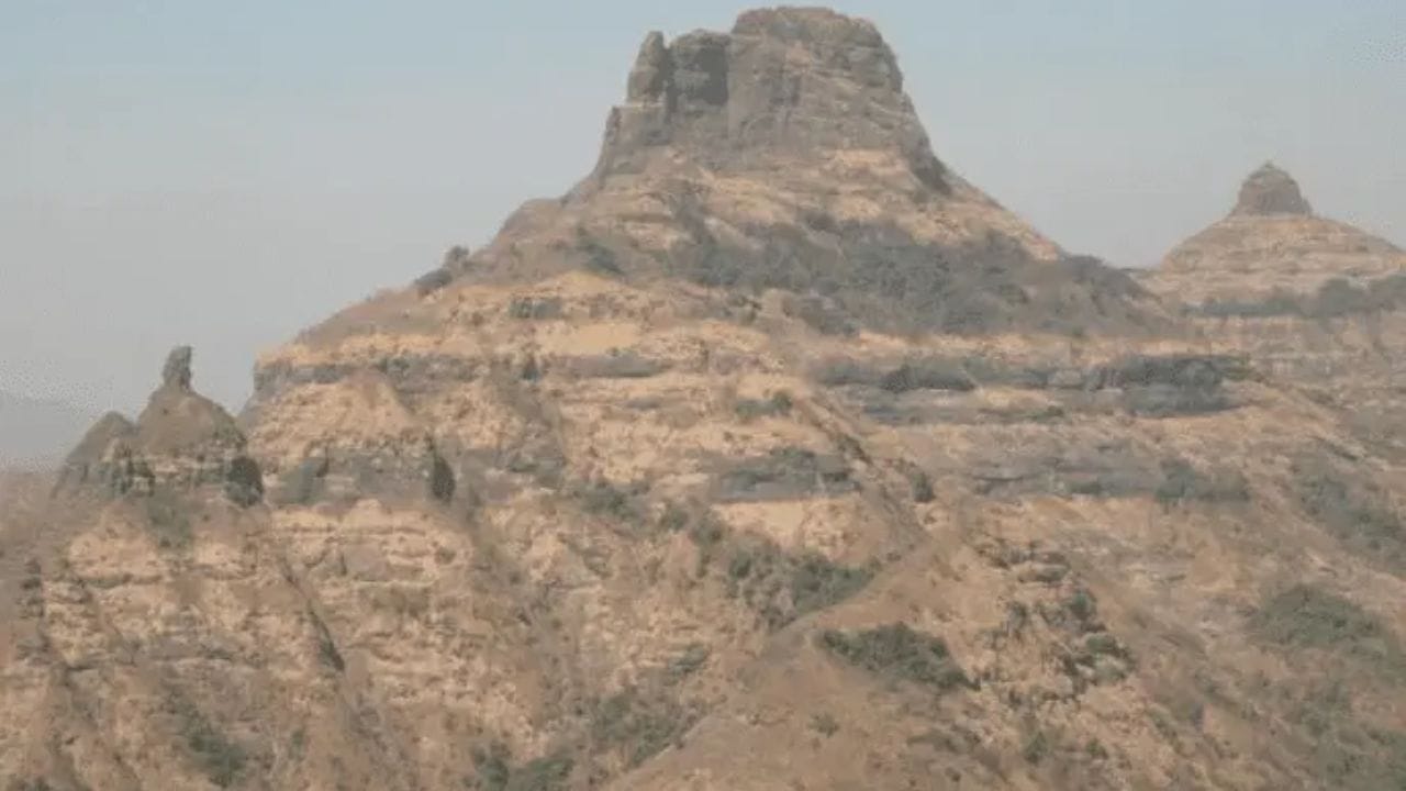 चांदेरी प्रत्येक ट्रेकर्ससाठी नाही आहे :चांदेरीचा बेस ते गुहा ट्रेक आणि गुहेपासून सुळक्यापर्यंतची चढाई यांच्यात मोठा फरक आहे. ही चढाई फार आव्हानात्मक आणि कठीण आहे. अंतिम भाग सर करण्यासाठी शारीरिक क्षमता, खडक चढण्याचा अनुभव, योग्य सुरक्षा उपकरणे आणि अनुभवी मार्गदर्शकाची गरज महत्त्वाची असते.