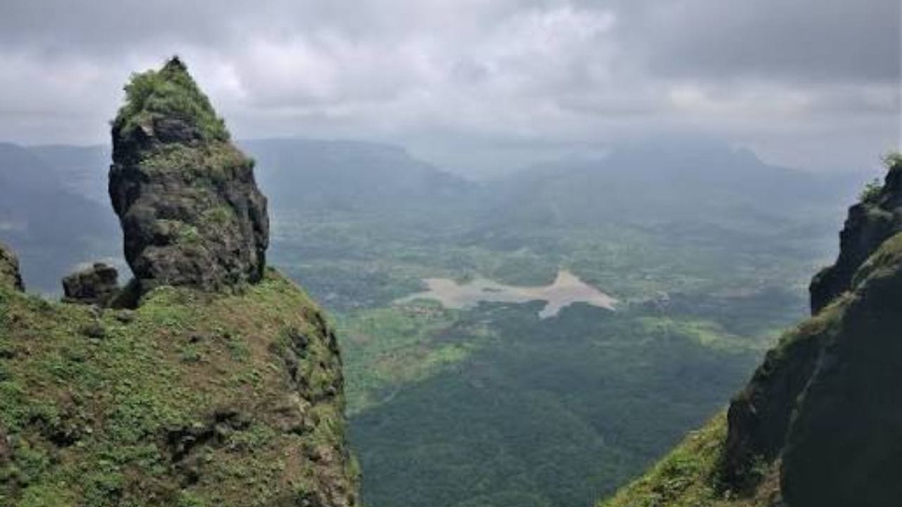 ट्रेकर्सची खरी परीक्षा गुहेनंतर सुरू होते :चांदेरीच्या गुहेपर्यंत पोहोचल्यानंतर अनेक ट्रेकर्स मागे फिरतात.कारण पुढचा मार्ग प्रचंड अरूंद, उघडा आणि खडकाळ आहे. फारच अरुंद जागा,उभी चढाई आणि बाजूला असणारी खोल दरी यामुळे हा ट्रेक कठीण मानला जातो.
