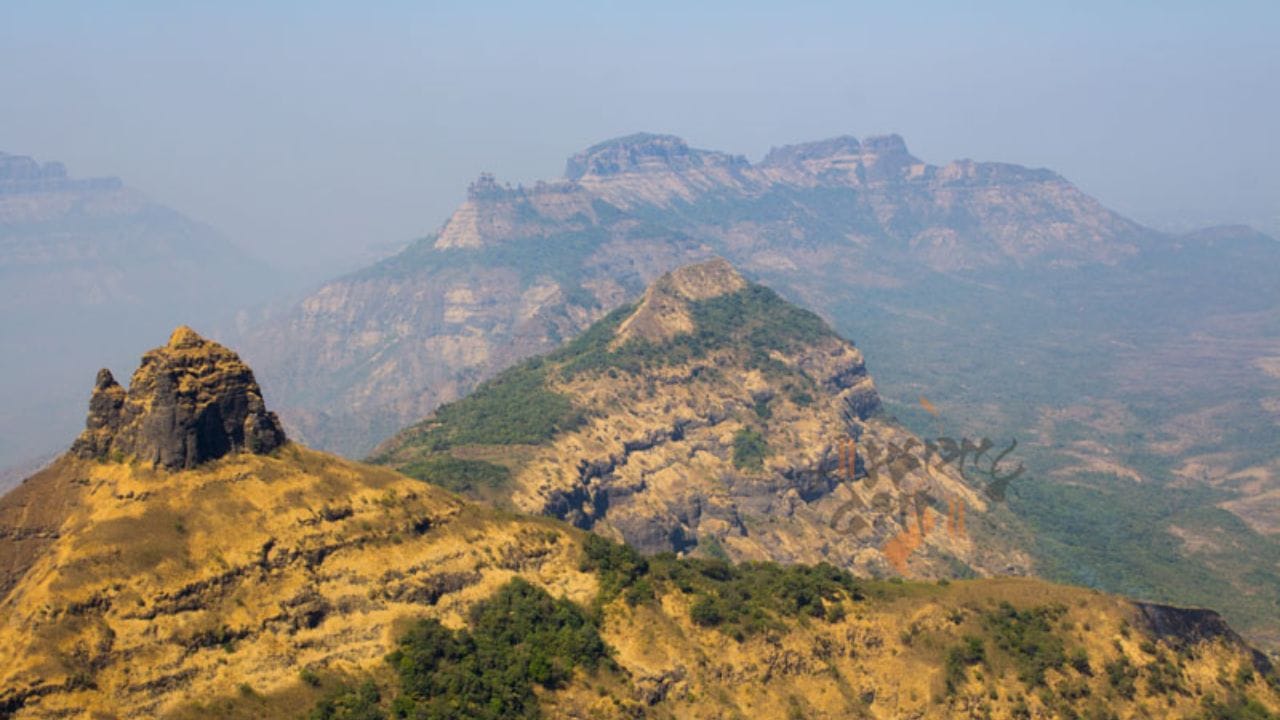 चांदेरीचा ट्रेक :चांदेरीच्या ट्रेकमध्ये दोन महत्त्वाचे टप्पे येतात. पहिला टप्पा हा चिचवली गावापासून चांदेरीच्या गुहेपर्यंत आहे. जो बऱ्यापैकी सोपा आहे. मात्र गुहेनंतर शिखरापर्यंतचा भाग घाम फोडणारा आहे.