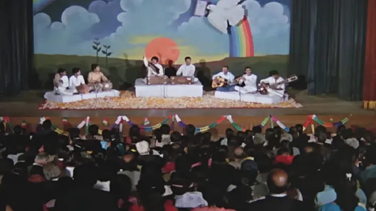 हे गाणं ऐकताच थिएटरमध्ये रडायचे लोक, तरीही रेडिओवर ऐकण्यासाठी वेडे व्हायचे लोक, आजही आवडीने गाणं ऐकतात लोक हे गाणं ऐकताच थिएटरमध्ये रडायचे लोक, तरीही रेडिओवर ऐकण्यासाठी वेडे व्हायचे लोक, आजही आवडीने गाणं ऐकतात लोक