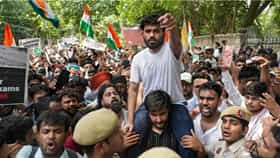 कॉकरोच जनता पार्टीची अत्यंत मोठी घोषणा, सरकारची डोकेदुखी वाढली, थेट 10 ऑक्टोबरला..