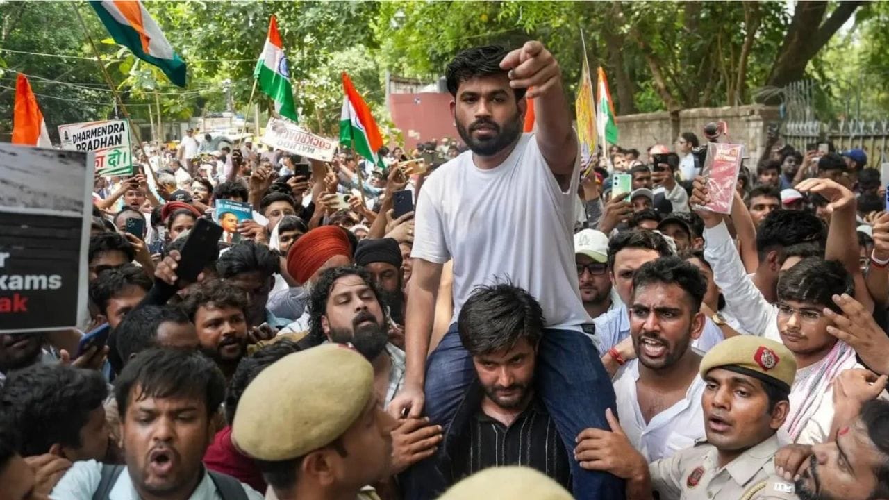 कॉकरोच जनता पार्टीची अत्यंत मोठी घोषणा, सरकारची डोकेदुखी वाढली, थेट 10 ऑक्टोबरला.. कॉकरोच जनता पार्टीची अत्यंत मोठी घोषणा, सरकारची डोकेदुखी वाढली, थेट 10 ऑक्टोबरला..