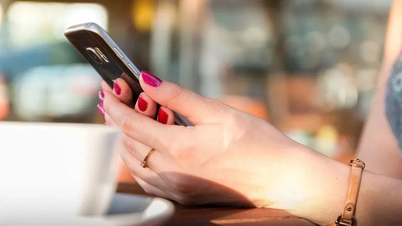filter तयार करताना 'never send it to spam हा पर्याय निवडा. त्यानंतर "create filter" वर क्लिक करा. त्यामुळे त्या sender कडून येणारे Emial Spam मध्ये जाऊ नयेत. यासाठी gmail ला सूचना देता येतो. 
