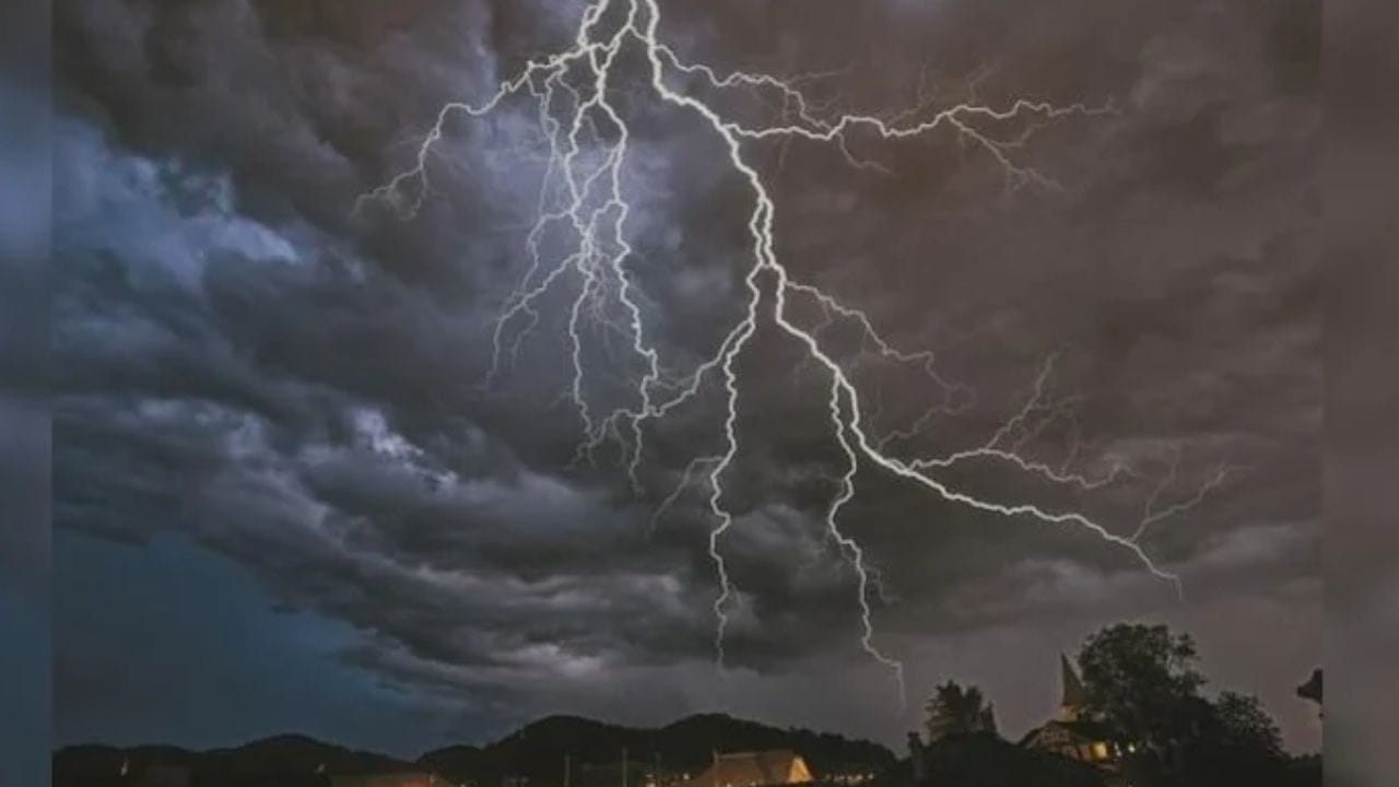 राज्यात उष्णता वाढताना दिसत आहे. कोकणात उष्ण आणि दमट हवामान राहण्याचा अंदाज आहे. त्यात भारतीय हवामान विभागाने पावसाचा येलो अलर्ट जारी केला.