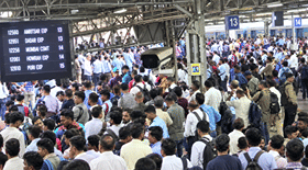 मध्य रेल्वेच्या सेवेचा पुरता बोजवारा, सकाळी झालेल्या बिघाडाचा रात्रीही परिणाम, ठाणे स्थानकात चेंगराचेंगरी सदृश्य स्थिती