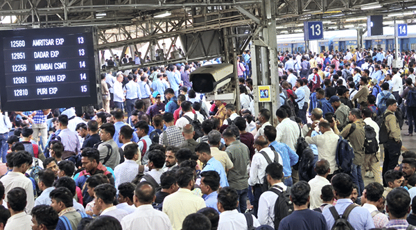 मध्य रेल्वेच्या सेवेचा पुरता बोजवारा, सकाळी झालेल्या बिघाडाचा रात्रीही परिणाम, ठाणे स्थानकात चेंगराचेंगरी सदृश्य स्थिती