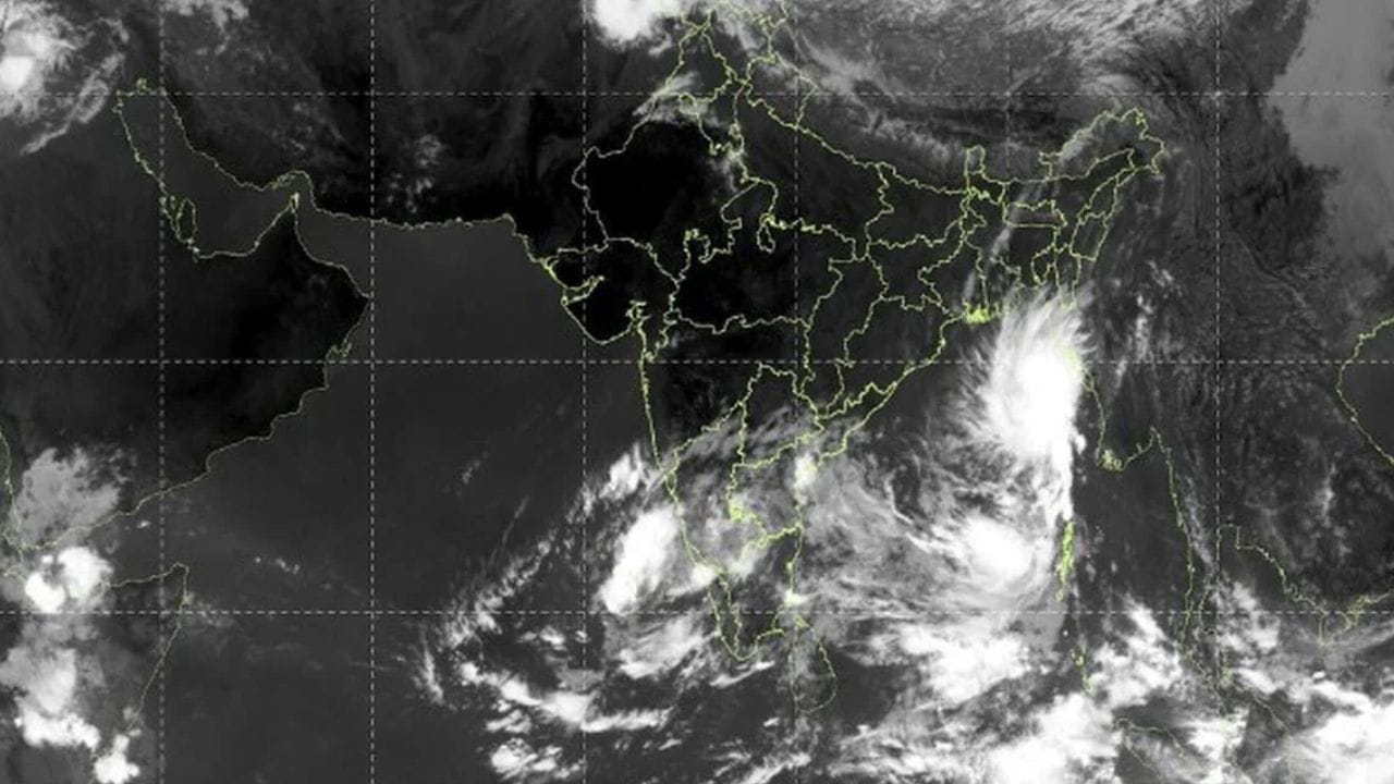 तामिळनाडूच्या किनाऱ्यालगत बंगालच्या उपसागरात आणखी एक कमी दाबाचे क्षेत्र तयार झाले. त्यामुळे वादळी वाऱ्यासह जोरदार पाऊस होईल. राज्यातील काही भागात पाऊस होण्याची शक्यता आहे.