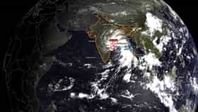 Arnav Cyclone Landfall : हाहा:कार उडणार? अर्ध्या भारतावर चक्रीवादळाचा धोका; सॅटेलाइटच्या फोटोंमुळे काळजात धस्स