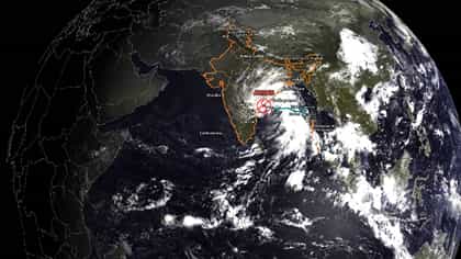 हाहा:कार उडणार? अर्ध्या देशावर चक्रीवादळाचा धोका; सॅटेलाइटच्या फोटो....