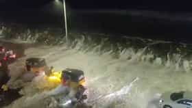Cyclone Warning : अर्णव चक्रीवादळाचा हाहा:कार, त्सुनामी सारख्या उंच लाटा, समुद्राचं पाणी रस्त्यावर, रात्री 2 वाजल्यानंतर...