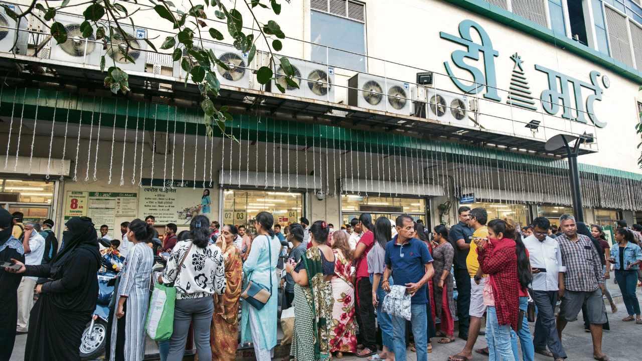D-Mart ला यंदा 742 कोटींचा नफा, उत्पन्नात मोठी उसळी; रिपोर्ट समोर येताच कळलं इतकं काय खरेदी करतात लोक D-Mart ला यंदा 742 कोटींचा नफा, उत्पन्नात मोठी उसळी; रिपोर्ट समोर येताच कळलं इतकं काय खरेदी करतात लोक