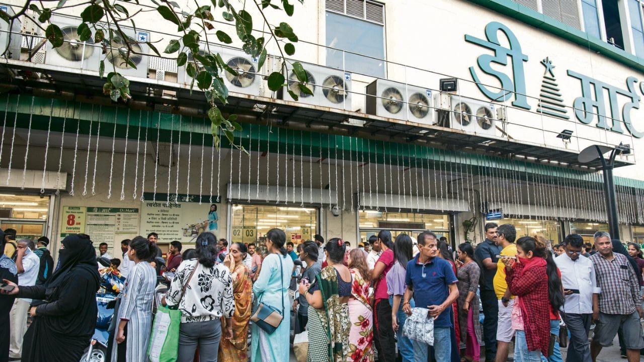 डिमार्टने मोठा धमाका केला. ऑक्टोबर महिन्याच्या पहिल्याच दिवशी ग्राहकांना आकर्षिक करण्यासाठी डिमार्टकडून मोठा निर्णय घेण्यात आला. थेट धमाका केल्याचे दिसतंय.