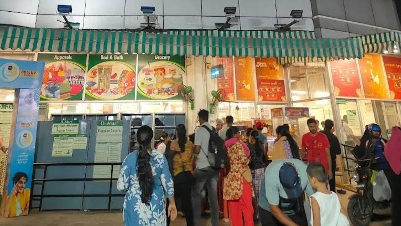 डाळी आणि विविध वस्तूंवर डिमार्टकडून बंपर ऑफर दिली जात आहे. त्यातच डिमार्टकडून किचनमध्ये लागणाऱ्या वस्तूवर ऑफर वर ऑफर दिल्या जात आहेत