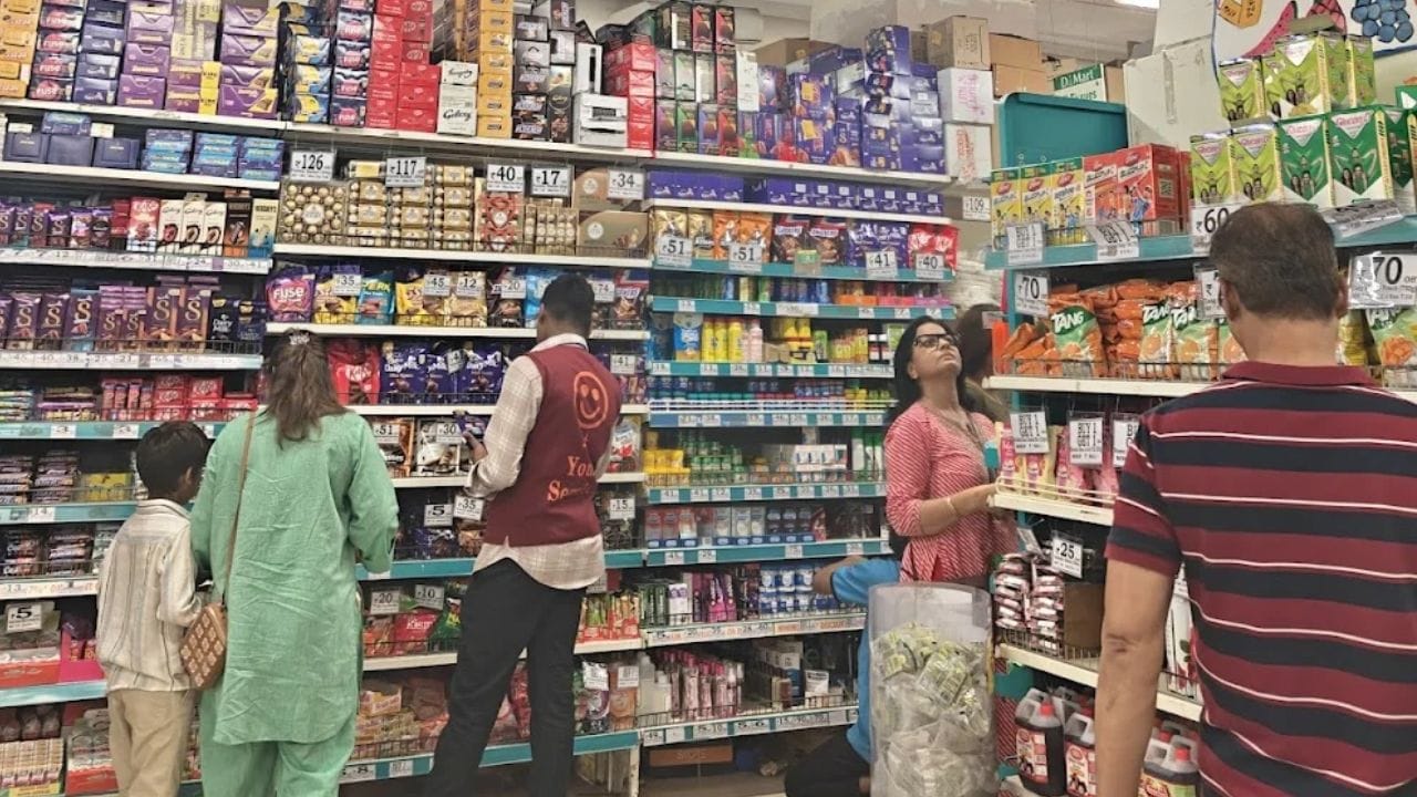 महिन्याच्या पहिल्या आठवड्यात ग्राहकांना आकर्षित करण्यासाठी डिमार्टने मास्टर गेम खेळला आहे. किराणा खरेदी करण्यासाठी डिमार्टमध्ये ग्राहक मोठी गर्दी करतात.