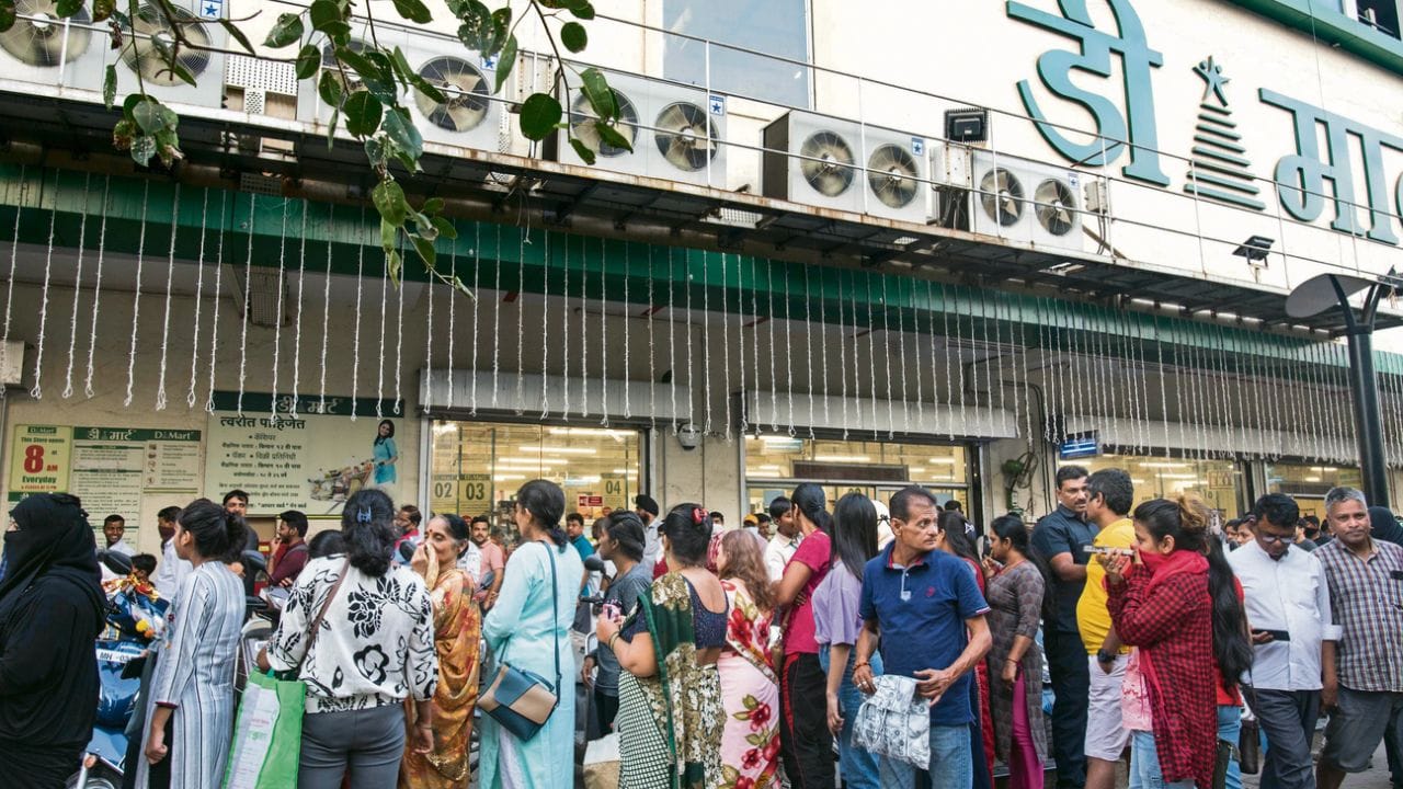 जर डिमार्टमध्ये महिन्याचा किराणा भरला तर पैशांची मोठी बचत होते. शिवाय डिमार्टमध्ये एका वर एक मोफत वस्तूही मिळतात. यामुळे थेट पैशांची बचत होते.