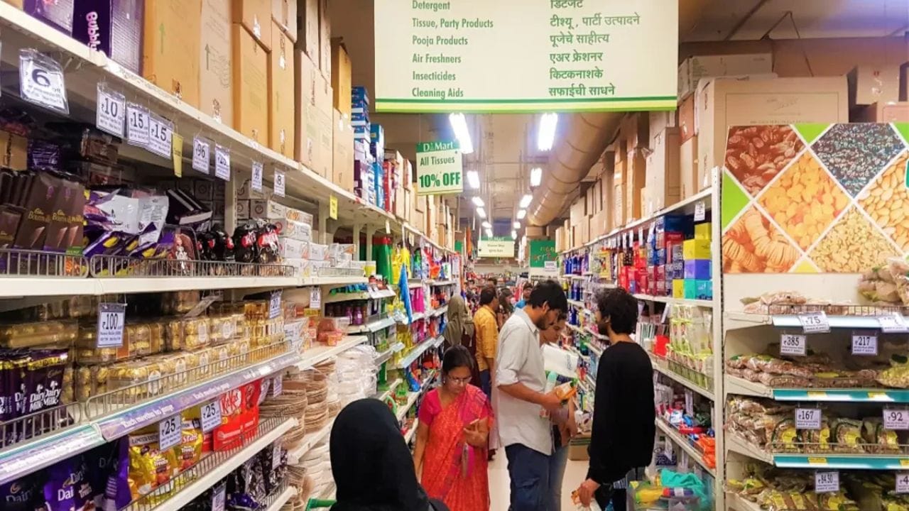 ग्राहकांना आकर्षित करण्यासाठी डिमार्टकडून घरात लागणाऱ्या वस्तूंवर मोठा डिस्काउंट दिला जात आहे. ही वस्तू बाहेर 300 पेक्षा जास्त महाग आहे ती वस्तू डिमार्टमध्ये स्वस्त मिळतंय.