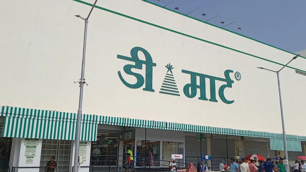 त्यातच घरात लागणाऱ्या वस्तूंवर डिमार्टकडून ऑफर दिली जाते. डाळी, साखर, पोहे, रवा, मसाले, मॅगी, दूध, दही यासोबतच किचनमध्ये लागणाऱ्या वस्तूंवरही ऑफर मिळते. 