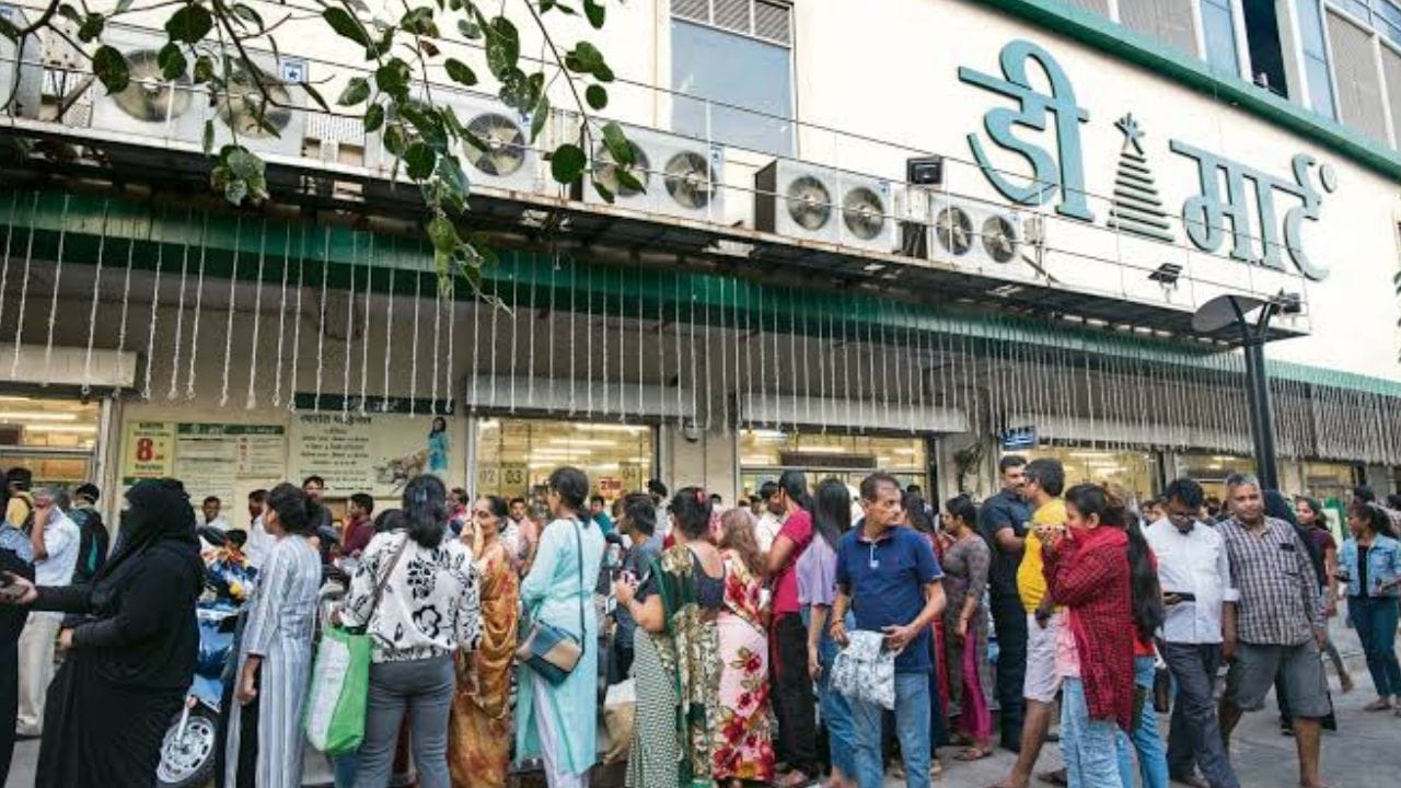 डिमार्टमध्ये ग्राहकांना आकर्षिक करण्यासाठी मोठ्या ऑफर दिल्या जातात. डिमार्टमध्ये कधीही जा तुम्हाला एका वर एक वस्तू फ्रीमध्ये मिळतेच.
