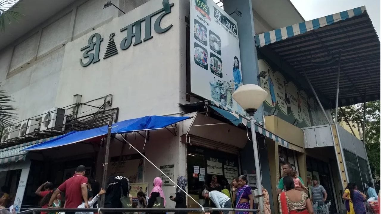 डिमार्टकडे फॅन्सी आणि खास डिझाईनच्या महागड्या चपल आणि सॅन्डलवर मोठी ऑफर दिली जात आहे. थेट कवडी मोलाच्या भावात विकले जात आहे.