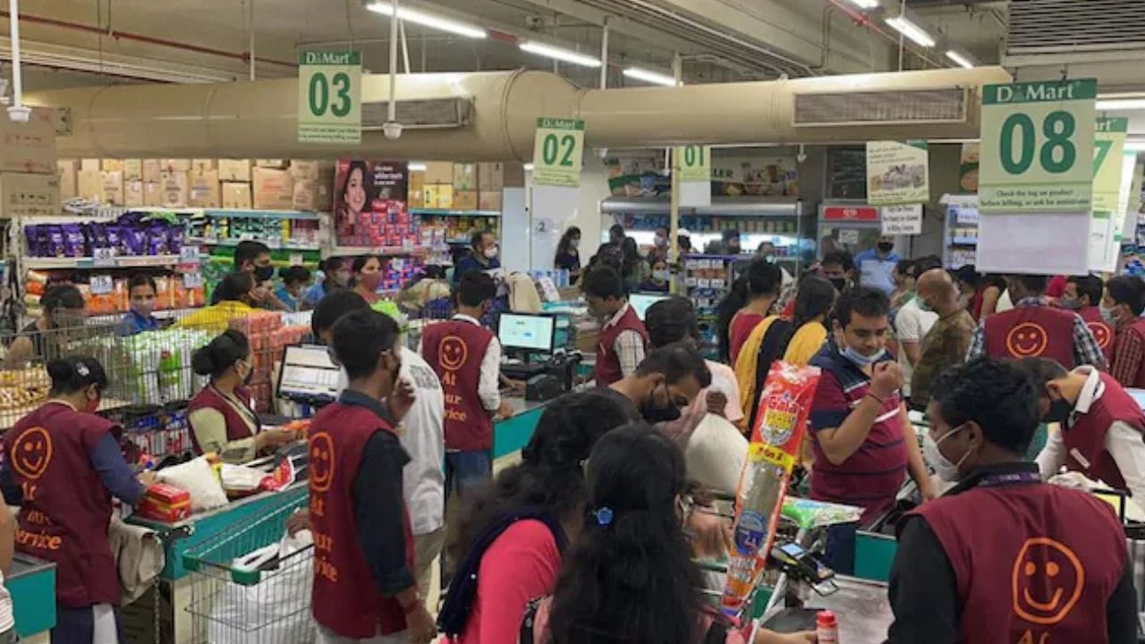त्यातच आता डिमार्टने मोठा निर्णय घेतला. थेट 50 टक्के डिस्काऊंट अत्यंत महत्वाच्या वस्तूवर डिमार्टकडून दिला जात आहे. विशेष म्हणजे ही वस्तू खरेदी करण्यासाठी ग्राहकांनी मोठी गर्दी केली.