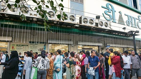 डिमार्टमध्ये ग्राहकांची कायमच मोठी गर्दी असते. डिमार्टकडून ग्राहकांना आकर्षिक करण्यासाठी अनेक ऑफर दिल्या जातात. ज्यामुळे ग्राहक डिमार्टमध्ये खरेदी करण्यावर भर देतात.