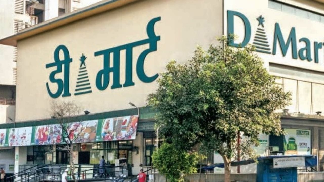 डिमार्टने ग्राहकांना आकर्षिक करण्यासाठी धमाका केला. विशेष म्हणजे 20 रूपयांची एक खास वस्तू खरेदी करण्यासाठी डिमार्टमध्ये ग्राहकांनी गर्दी केली. 