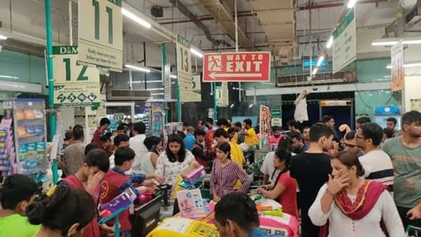 डिमार्टमध्ये खरेदी करण्यावर सर्वांचा भर असतो. डिमार्टमध्ये खरेदी केल्याने पैशांची मोठी बचत होते. जवळपास लोक डिमार्टमध्ये खरेदी करतात. घरगुती साहित्य आणि किराणा डिमार्टमध्ये स्वस्तात मिळतो.