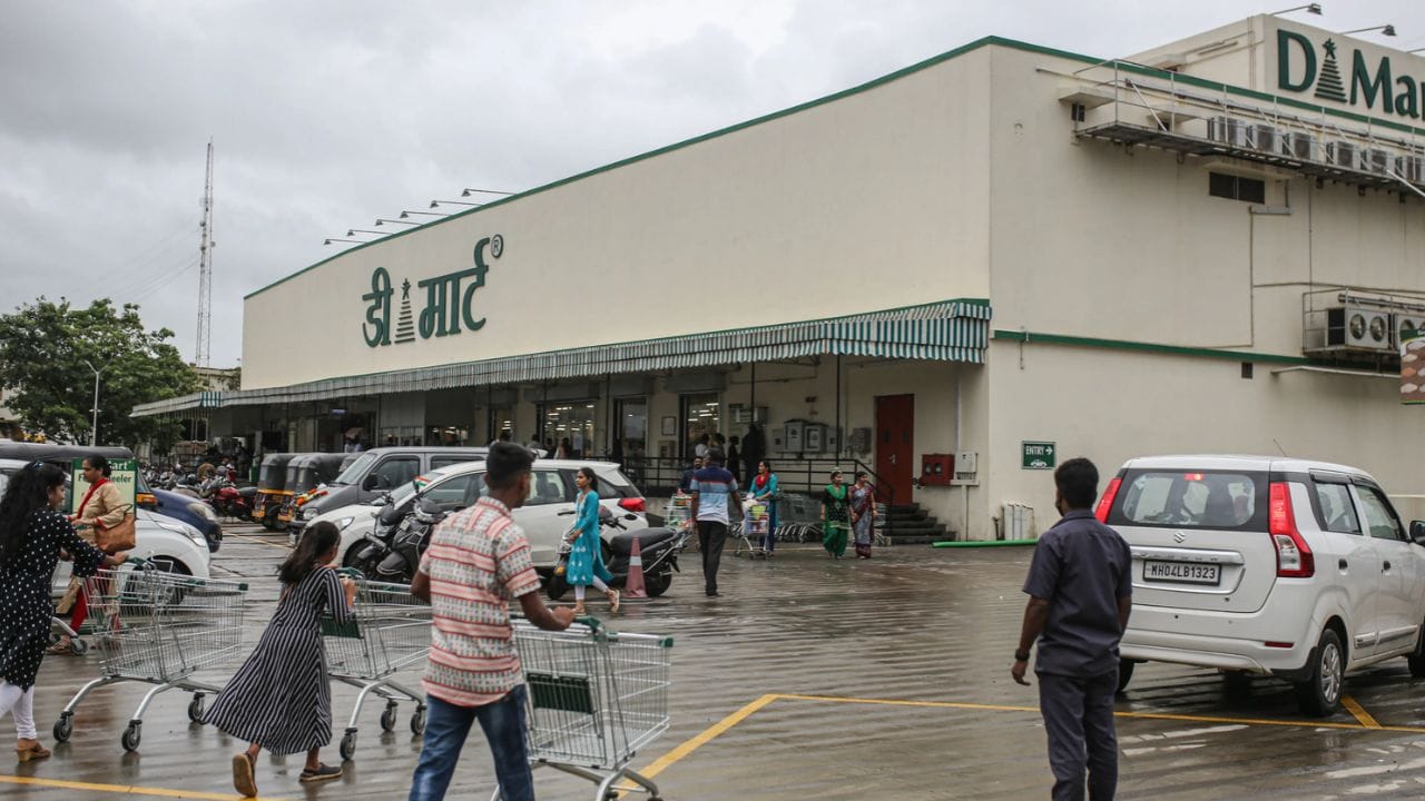 डिमार्टमध्ये खरेदी केल्यानंतर आपल्याला बॅग विकत घ्यावी लागते. मात्र, बॅगचे पैसे वाचवायची असतील तर खास युक्ती आहे. डिमार्टमध्ये पिशवी 20 रूपयांना मिळते. ते पैसे वाचवायची असतील तर सरळ एक आयडिया आहे.