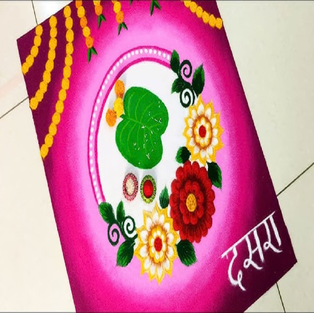  काहींना रांगोळ्या काढायला जमत नाहीत. त्यामुळे या सोप्या आणि साध्या रांगोळ्या काढणं योग्य ठरतं. पण दसऱ्या दिवशी रांगोळीमध्ये लाल, हिरवा आणि पिवळा रंग असणं महत्त्वाचं असतं... असं देखील म्हणतात.