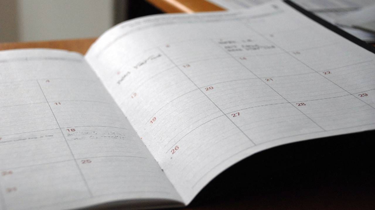 DATE चा फुलफॉर्म काय ? - तुम्ही देखील बऱ्याचदा Date शब्द बोलताना किंवा लिहीताना वापरला असेल. पण त्याचा फुलफॉर्म माहीत आहे का ? ( Photo Credit : Unsplash)