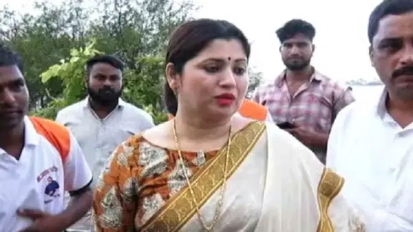 दिपाली सय्यद पोहोचल्या पुण्यातील आंदोलनात, पण विद्यार्थ्यांनी केला विरोध, नेमकं काय घडलं?