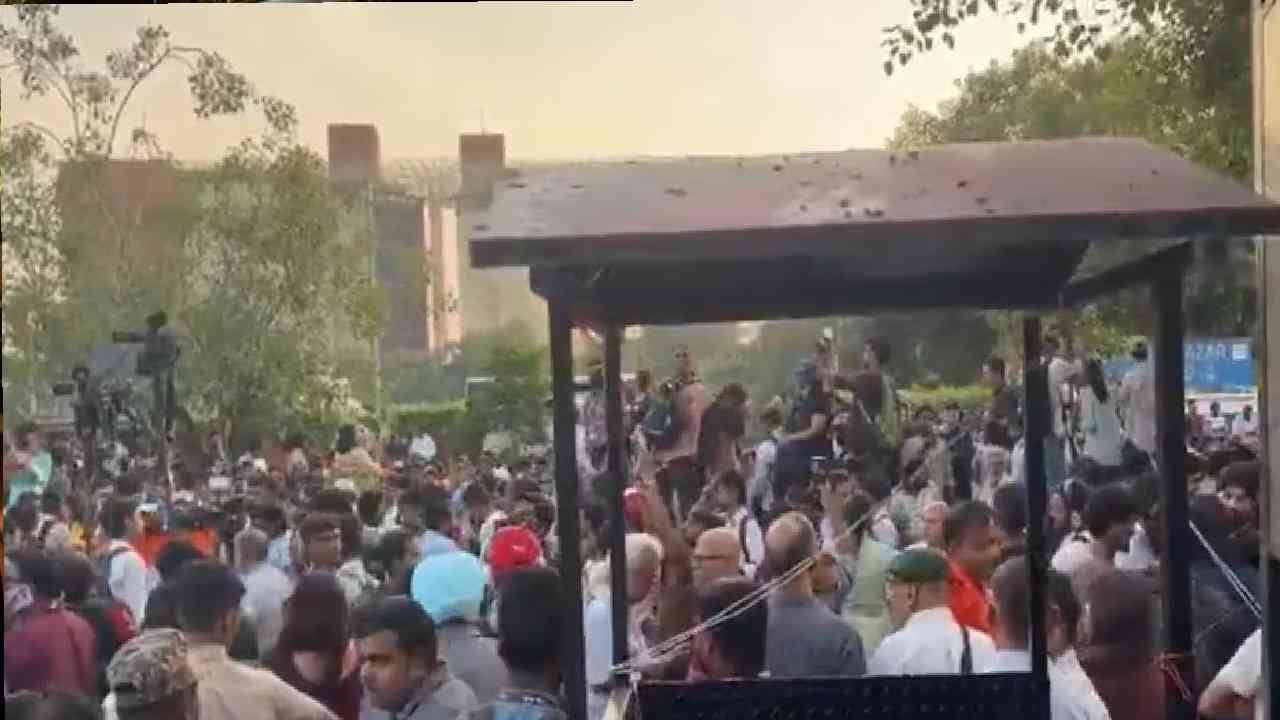Delhi CJP Protest : अभिजीत दीपकेंना धक्का, सीजेपीला वाटतय सगळं वातावरण सरकार विरोधी झालय पण आंदोलन स्थळी ते समोरुन आले आणि.. Delhi CJP Protest : अभिजीत दीपकेंना धक्का, सीजेपीला वाटतय सगळं वातावरण सरकार विरोधी झालय पण आंदोलन स्थळी ते समोरुन आले आणि..