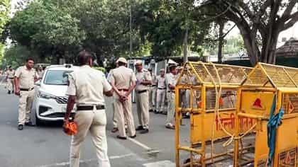 टॉस जिंकून आधी.. दिल्लीत पोलिसांचा फौजफाटा, पाकमधून खोडसाळ प्रतिक्रिया.