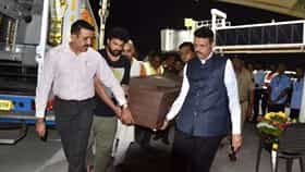 प्रोटोकॉल बाजूला सारून देवेंद्र फडणवीस यांनी नाना पाटेकर यांची शवपेटी उचलली, पुणे विमानतळावर..