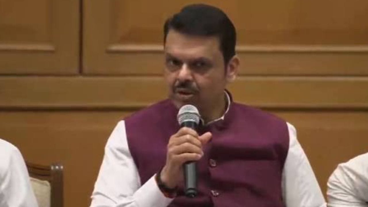 'Gen Z आणि Gen Alpha हे इन्फॉर्मेशन एक्सप्लोजन आणि तंत्रज्ञानाच्या एक्सप्लोजनच्या काळात जन्मले आहे. त्यांच्याकडे माहिती आहे. परंतु त्यांच्याकडे ज्ञान नाही, असं फडणवीस यांनी म्हटलं.