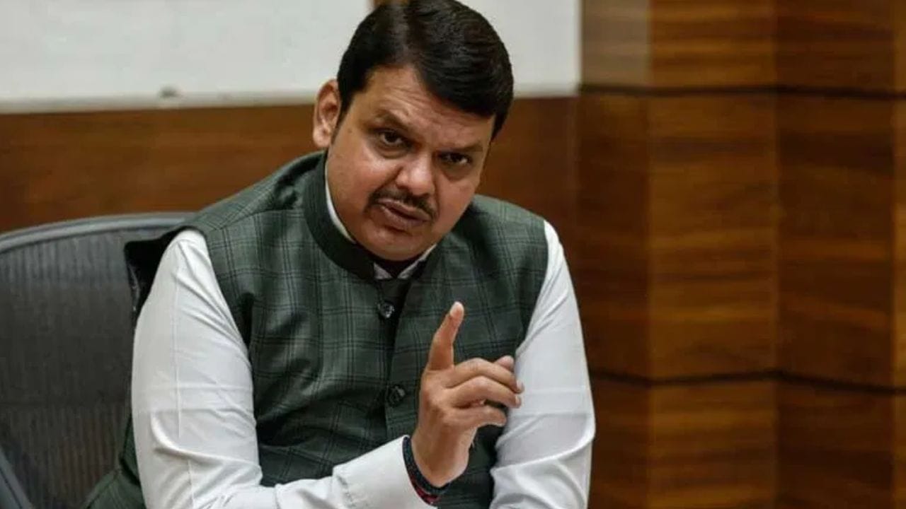 'आयोजक देवेन दस्तुरे यांनी माझा परिचय करुन देताना शोले चित्रपटातील प्रसंग सांगितला. देवेन दस्तुरे यांनी मला शोलेमधील गब्बर सिंग न म्हणता ठाकूर संबोधल्याने बरे झाले, असे फडणवीसांनी सांगितले.