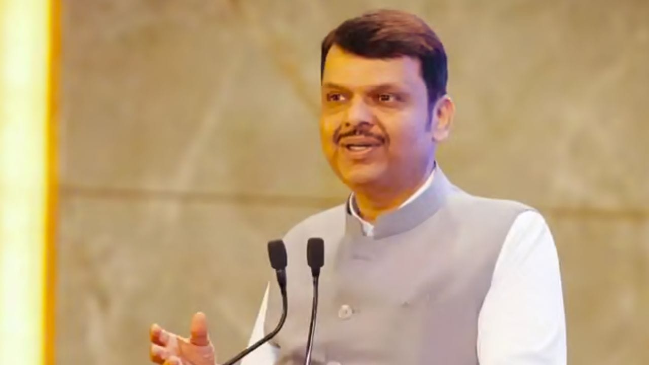 'त्यामुळे शाळातील शिक्षकाची मोठी जबाबदारी आहे या जनरेशनकडे असलेली माहिती त्यांच्या ज्ञानात भर टाकणारी कशी ठरेल, असे मुख्यमंत्री फडणवीस यांनी स्पष्ट केलं.