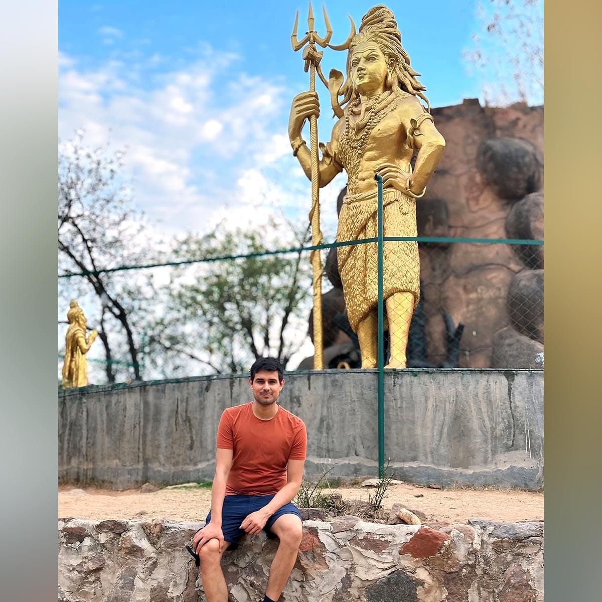 सध्या सर्वत्र युट्यूबर ध्रुव राठी यांची चर्चा सुरु आहे. तर दुसरीकडे लोक त्यांच्या कुटुंबियांबद्दल सर्च करत आहेत. जाणून युट्यूबर ध्रुव राठी  यांची बायको कोण आहे. 