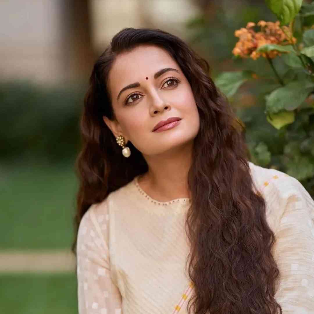 अभिनेत्री दीया मिर्झाने नेहमीच सामाजिक बंधनाच्या विषयावर मोकळेपणाने आपले विचार मांडले आहेत. लग्नाआधी शारीरिक संबंध आणि प्रेग्नेंसीच्या मुद्यावर दीया मिर्झाचं म्हणणं आहे की, हा कोणासाठीही व्यक्तीगत विषय आहे. दुसऱ्यांच्या खासगी आयुष्यावर अधिकार सांगण्याऐवजी लोकांच्या व्यक्तिगत चॉइसचा सन्मान केला पाहिजे. 
