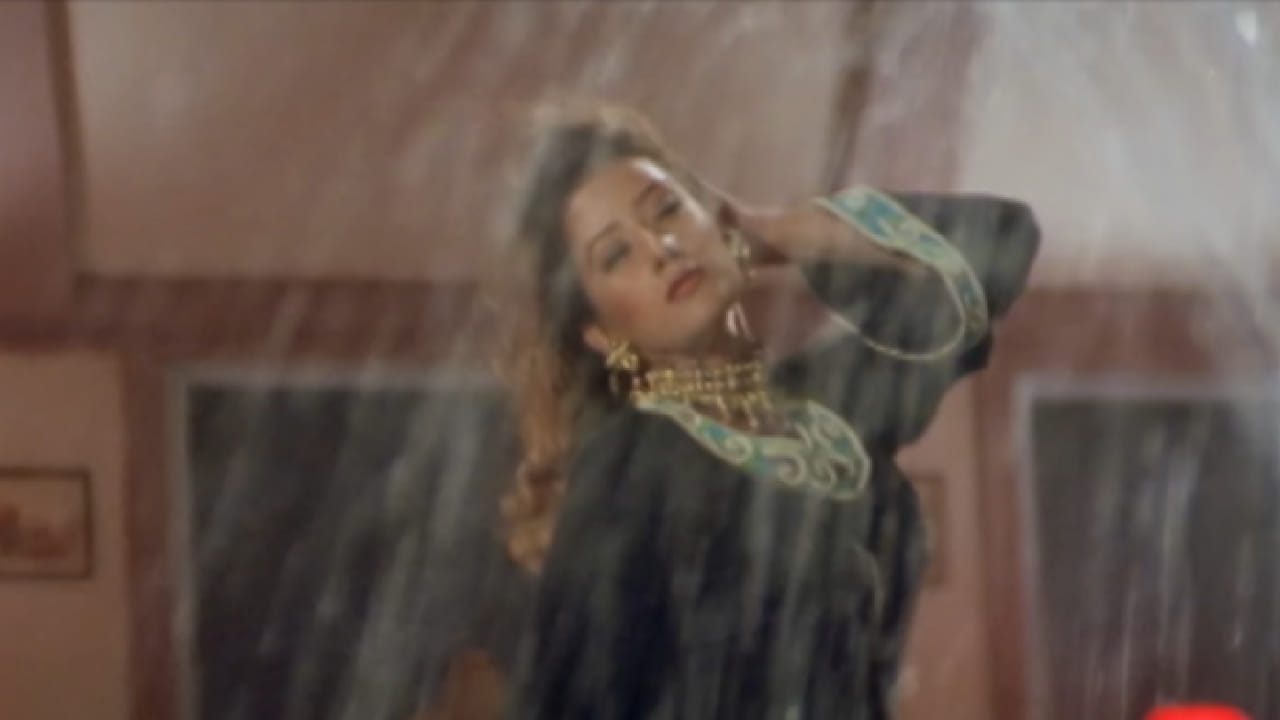 असंच एक गाजलेलं गाणं म्हणजे ‘बंगला गाडी, दिल मत देना मेरी सौतन को’. 2000 च्या दशकाच्या सुरुवातीला लोकप्रिय झालेलं हे गाणं त्या काळात ऑटो रिक्षा, बस आणि ट्रकमध्येही मोठ्या प्रमाणावर ऐकायला मिळायचं. 