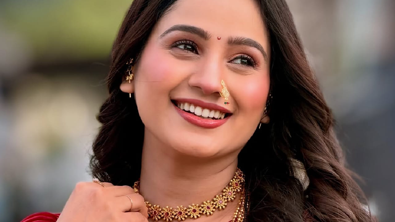 ‘लक्ष्मी निवास’मधील जान्हवी ही श्रीनिवास आणि लक्ष्मी यांची धाकटी मुलगी आहे. दिव्याने आपल्या अभिनयातून या व्यक्तिरेखेला खास रंग दिला आहे. काही दिवसांपूर्वी या मालिकेने 600 भागांचा महत्त्वपूर्ण टप्पा पूर्ण केला.