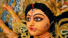 Durga Puja 2026: वेश्यालयातील मातीशिवाय दुर्गा देवीची मूर्ती अपूर्ण? काय आहे या अनोख्या परंपरेमागचं रहस्य?