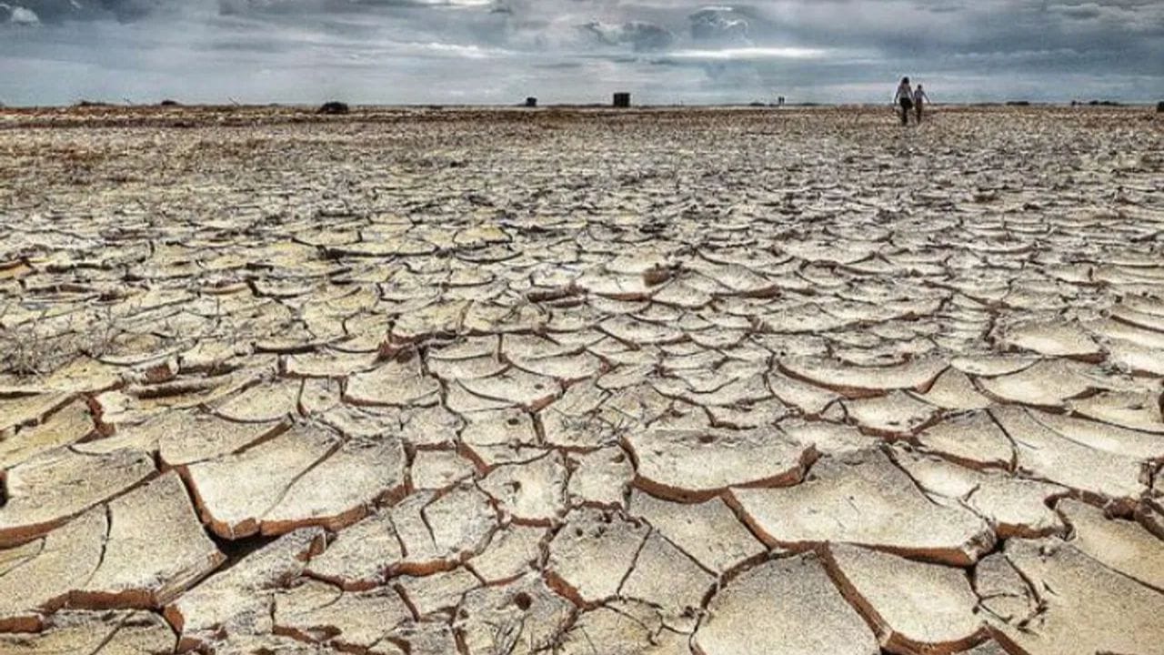 मंगळवेढ्यातील दामाजीपंतांनी दुष्काळाच्या काळात धान्याची कोठारे गरजू लोकांसाठी खुली केल्याची कथा महाराष्ट्राच्या लोकपरंपरेत प्रसिद्ध आहे. या घटनेचा संबंध दुष्काळातील मानवी मदतीच्या स्मृतीशी जोडला जातो.